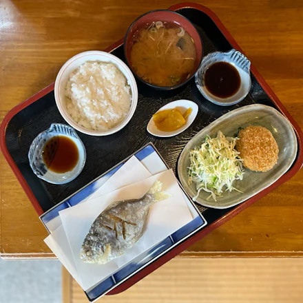 【横須賀・鴨居】驚く白身魚の旨み!二度揚げで香ばしさ極まる「エボ鯛から揚げ定食」|海鮮料理 鴨鶴